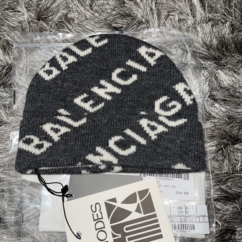 ALLOVER LOGO BEANIE IN GREY